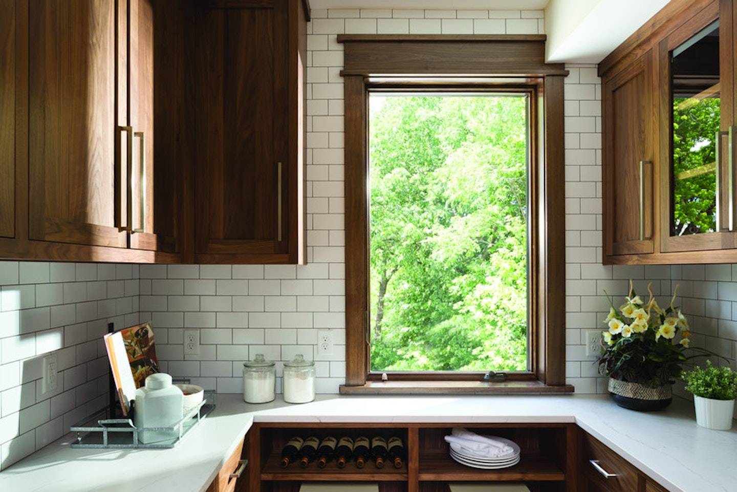 andersen-400series-windows-darkwoodstain-kitchen-interior-1 Stained wood windows in a kitchen