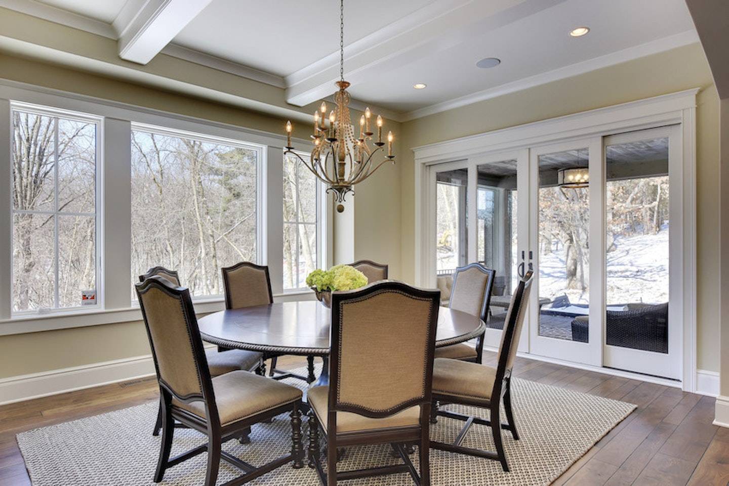 400 Series windows in a dining room