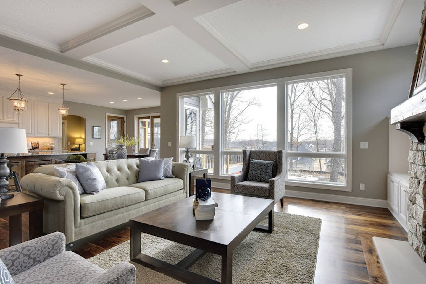 andersen-400series-windows-white-livingroom-openfloorplan-interior-picture-awning Andersen 400 Series awning windows below a picture window