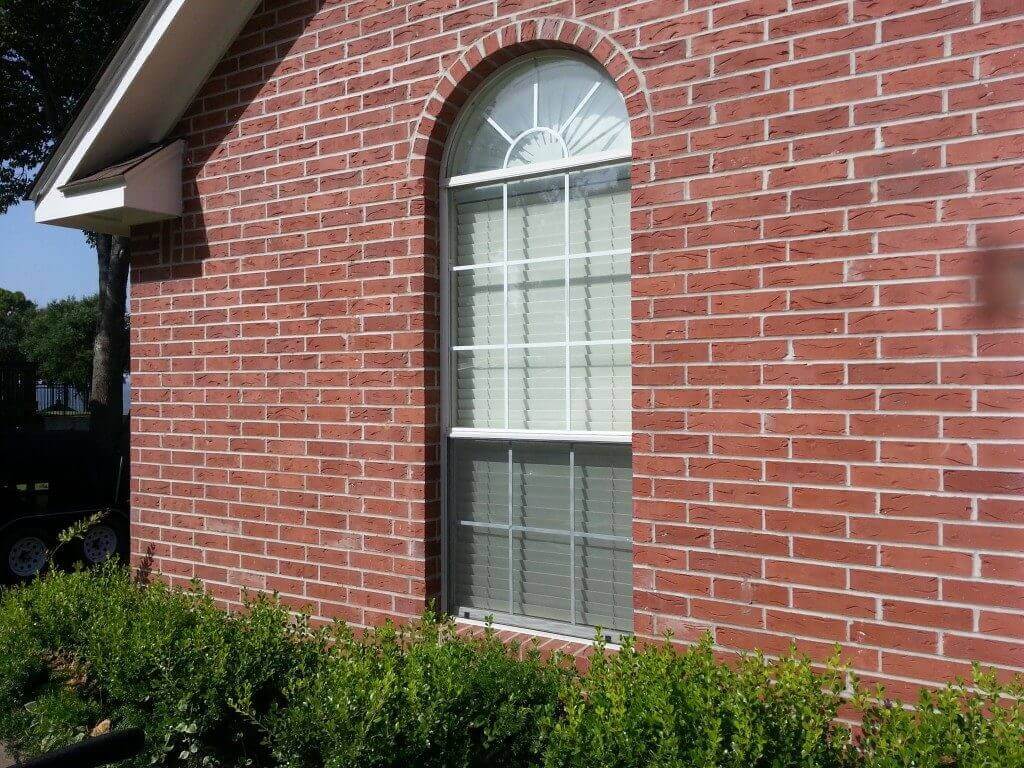 vinyl_replacement_windows-1024×768-1 Arched vinyl replacement window on a brick home